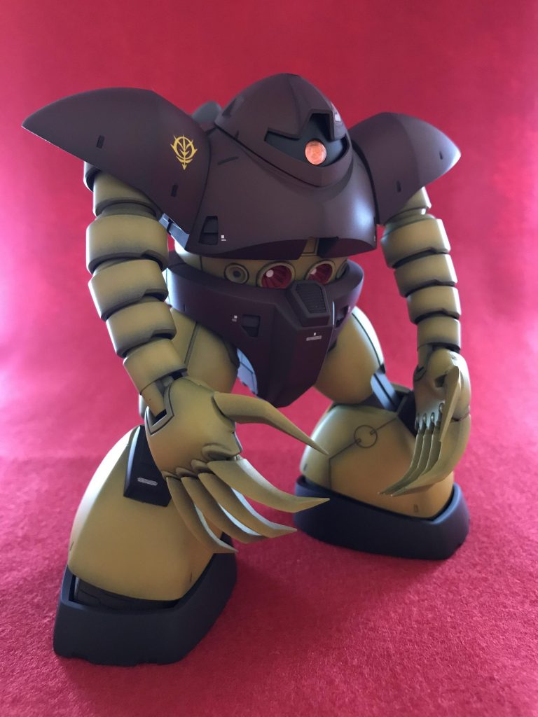 いつもミスターカラーかガイアカラーばかり使っているのですが、食料買い出しのついでに塗料を買いに行ったら、新型コロナによる巣篭もり需要なのかプラモデルの棚はスカスカ、おまけに塗料ラックもスッカスカ。止むを得ず水性ホビーカラー(黄色の所のみ)を使用しました。
使い勝手が違って少し戸惑いました。