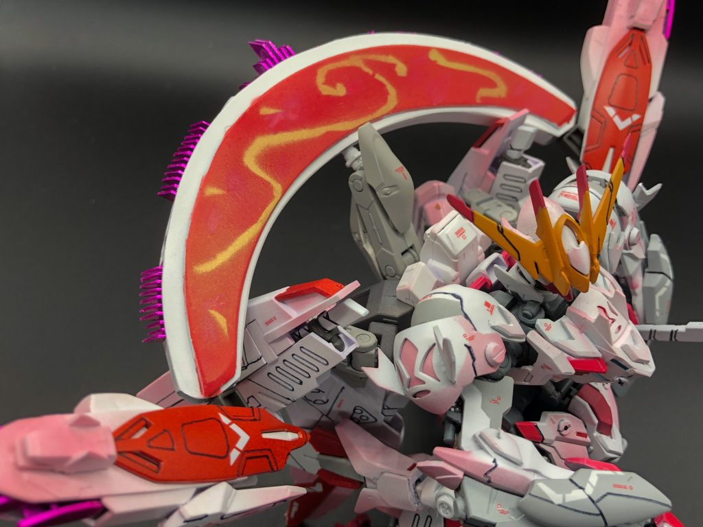 扇型スラスターはディテール作業ではなく塗装で桜扇子のテンプレート塗装しました。光を当てすぎるとちょと桜が見えにくいかもしれませんがきちんとあるんですよ(笑)
( ̄▽ ̄;)