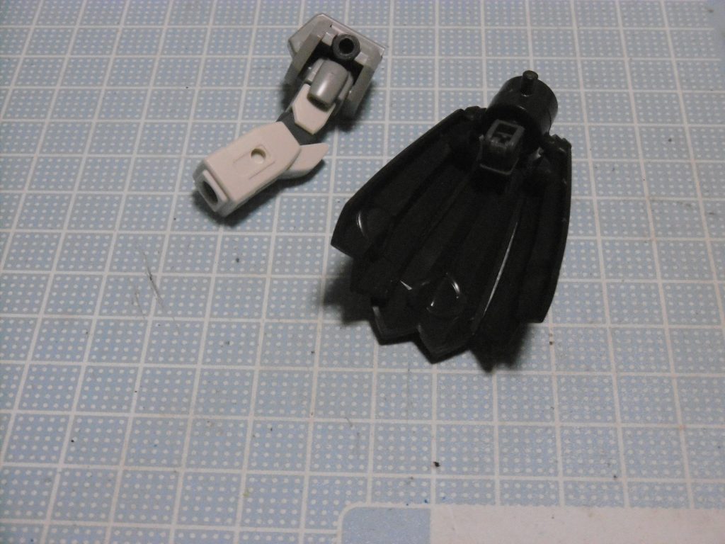 外套はSD時防流覇利丸の物そのまま使い、配置変えしています。
中央のみ取り付け箇所が無いため、パワードアームズパワーダーのジョイントを介して、他2枚と高さを合わせました。