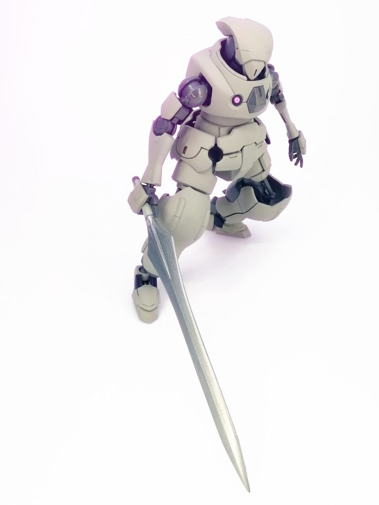 真鉄（アダマス）の剣
現代魔導技術で造れる一般的な魔導騎士用の武器で王国軍制式装備の同型。数打ち。

ガッデスの剣の先端を削って直剣にしたもの。
刃は黒地に4アーティストマーカーの銀を摺りこんでその上からMr.クリスタルカラートパーズゴールドを先端に向かって濃くなるように上掛け。