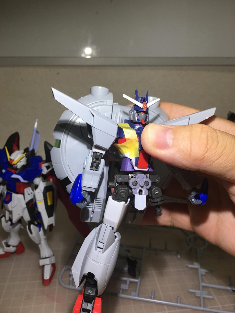 アニメでのバックパックは大きめだったので1/100を使って頑張って近づけようとしてみました