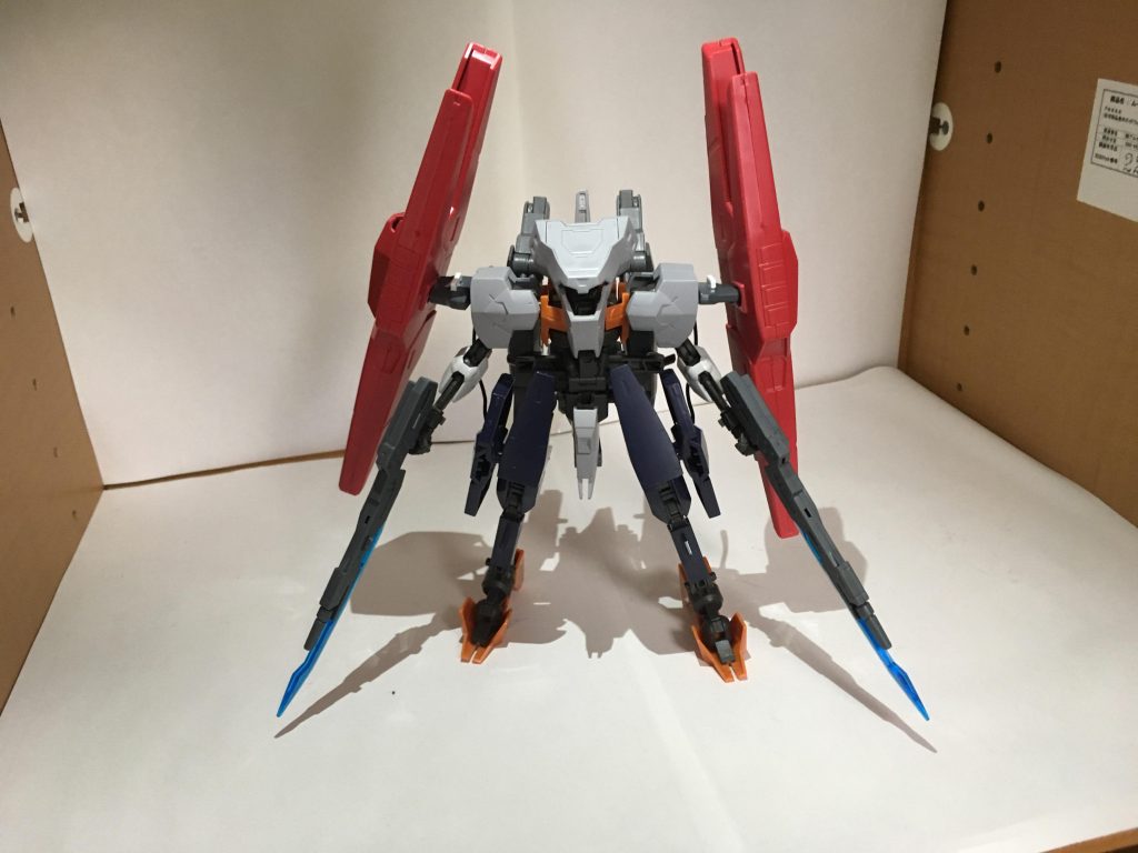 ヘキサフレームユーゴーEG、厄祭戦において対MA戦の広域支援機として開発された機体。あらゆる戦況、環境での友軍支援を行う……。ということでユーゴーの改造です。なぜ厄祭戦時終了後ロディフレームは数多く残存したにも関わらずヘキサフレームは消えたのか?を妄想しながら作りました。以下妄想垂れ流しです。