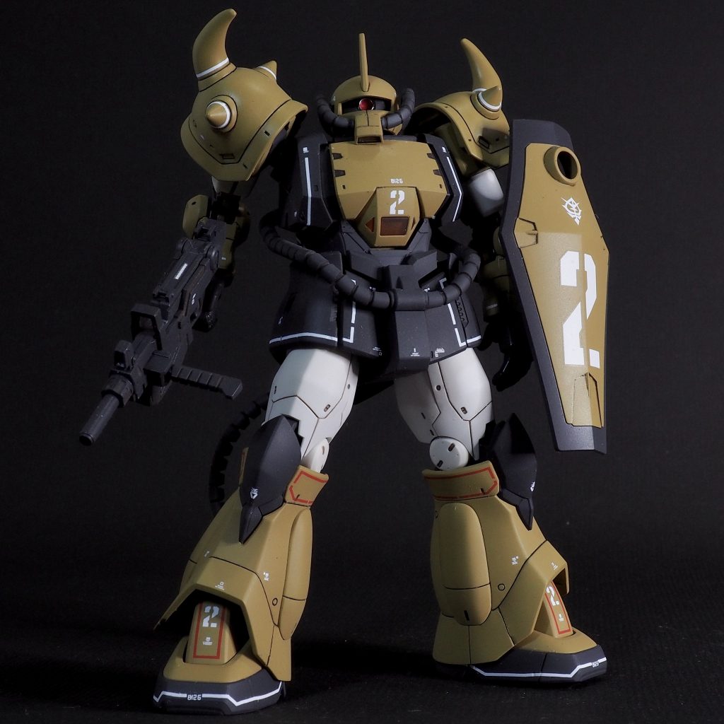 正面ショットも決まります。グフは陸戦型ですから、青よりサンドカラーが似合うと思うのは私だけでしょうか。