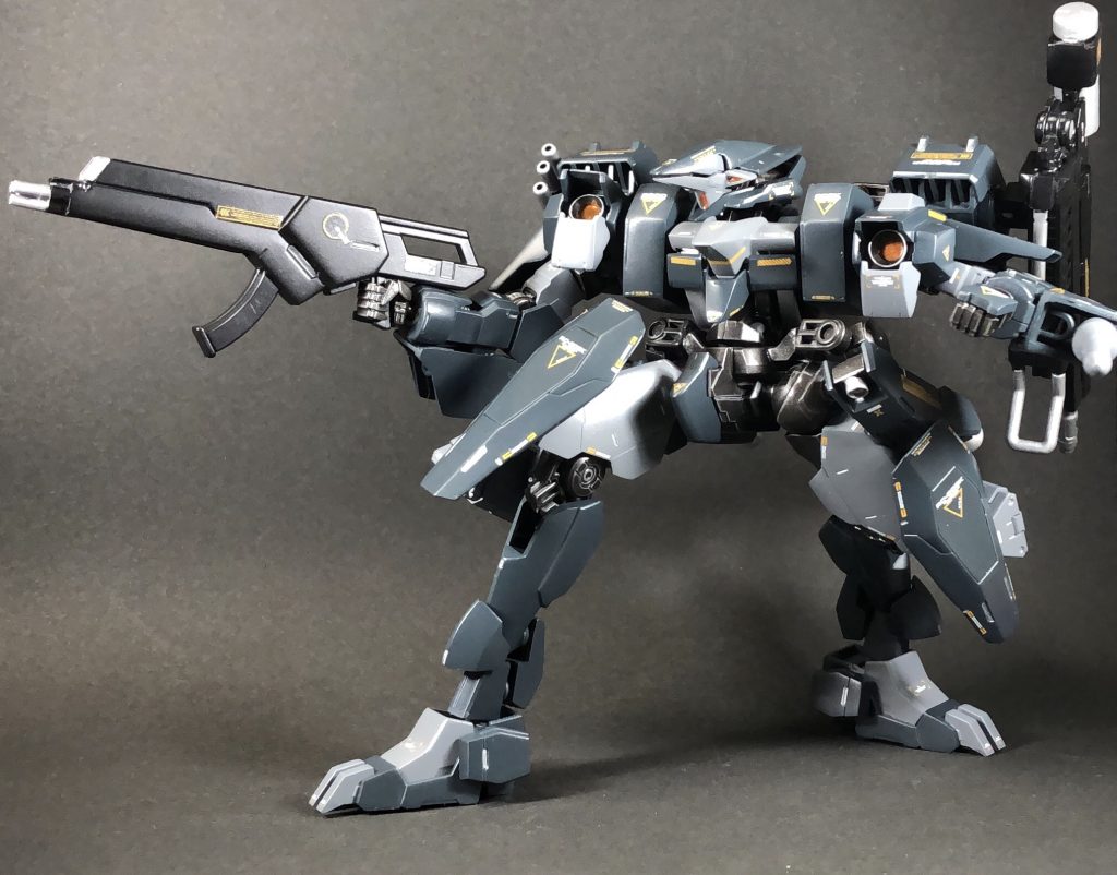 本機はレギンレイズFの後継機であり、戦闘データを元に再設計されている。