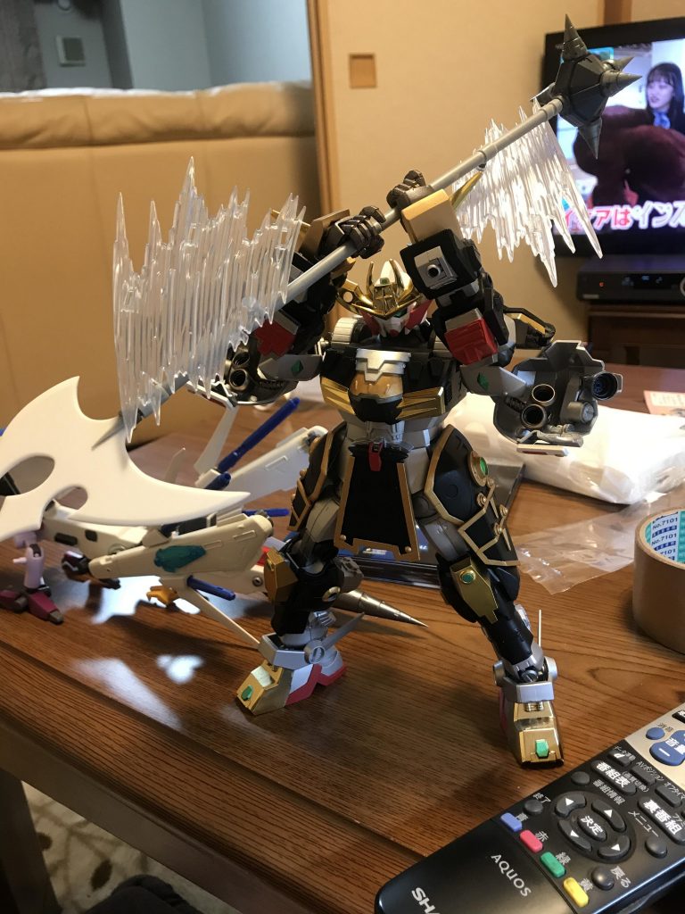 チェーンセイバーは、途中部分を交換することで、チェーン状態にも、ハルバート的な状態にもできるようになってます。先端の刃はプラ板加工です。