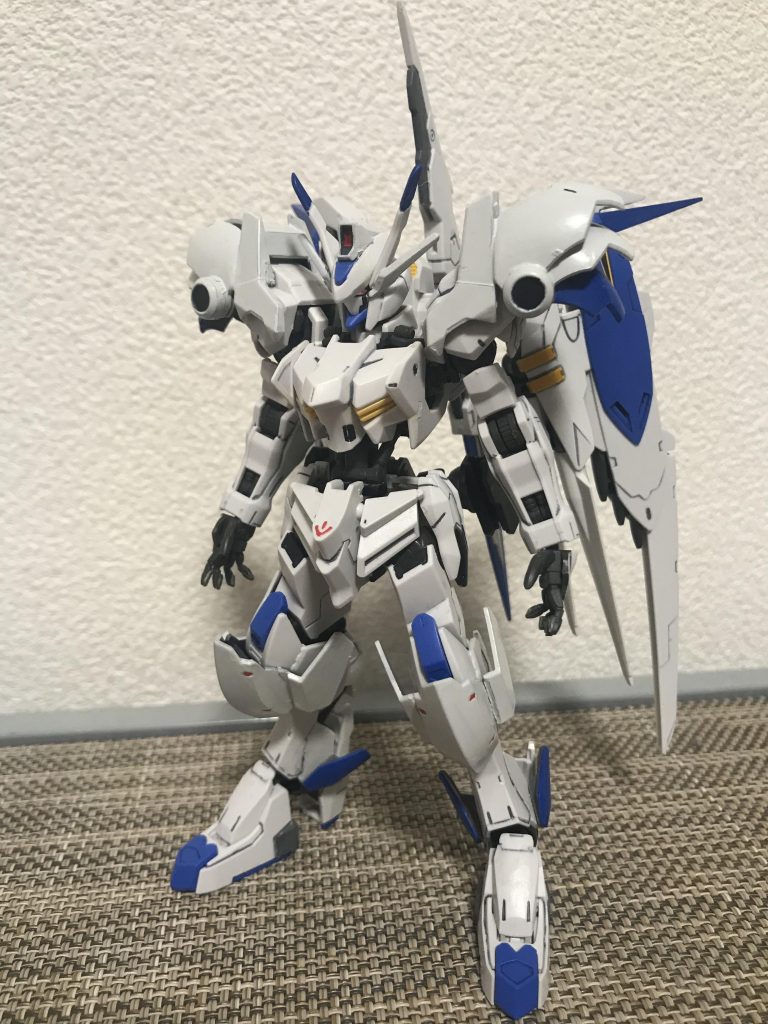 なんて作りながら設定を勝手に考えてました。
肩、足にパーツを追加しボリュームアップしています。それに干渉するので頭部アンテナも変更。
