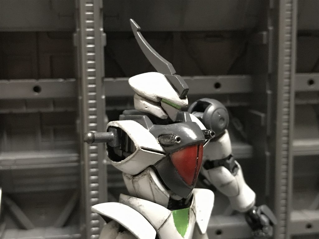 胴体部はGフレームを移植して胸部と腹部が独自に可動するようにしてます。
あとは肩サイドアーマーの可動化、肩関節にマンロディの股関節を流用、胸部にマシンキャノン的なものを追加してます。