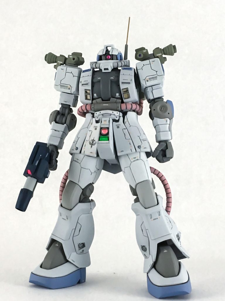 腰部 オリジンザクを使用。股間カメラはプラ板で形を作り、市販パーツで作り直しました。フロント、サイド、リアアーマーそれぞれ延長しました。脚 F2ザクを使用。太腿をエポパテで形を整えました。