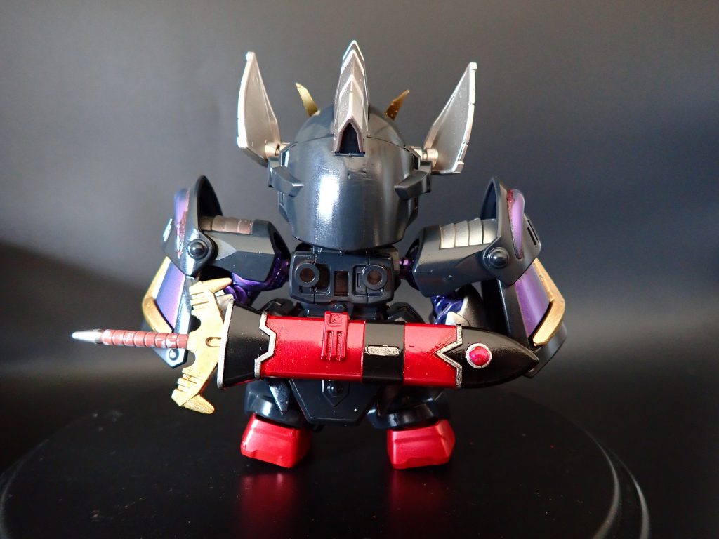 バーサルで緑の差し色をしていた部分は蛍光ピンクを使用しています。鞘の石にの部分や胸のアーマー、膝の部分です。