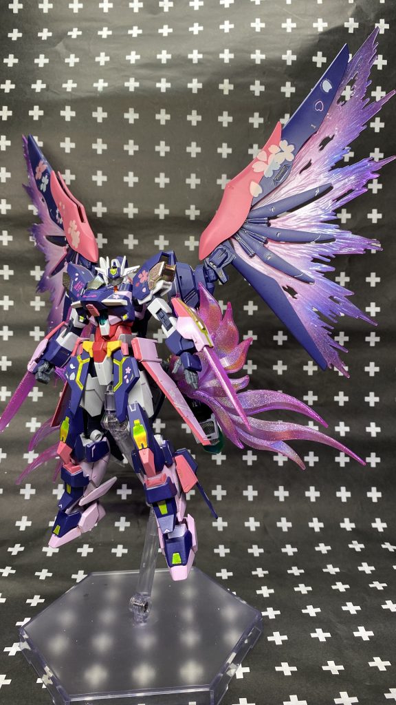 ヴォワチュールリュミエール完全解放モード。
腰部と腕部のクリアパーツはHGBFデュナイエルのものから拝借。
デュナイエルのクリアパーツはガイアノーツのメタリックプリズムホログラム→クリアピンクでパーツの先端を中心にグラデを。
光の翼は基部にホワイト→全体にメタリックプリズムホログラム→先端部に蛍光ブルーでグラデしてます。
クリアパーツで塗装を統一しなかったのは光の翼はいつでも出せるけど腰のクリアパーツは完全解放したときにしか出せないからと設定したためです。
……ホワイトを塗装するの忘れて面倒くさくなったわけじゃないんだから_:(´ཀ`」 ∠):