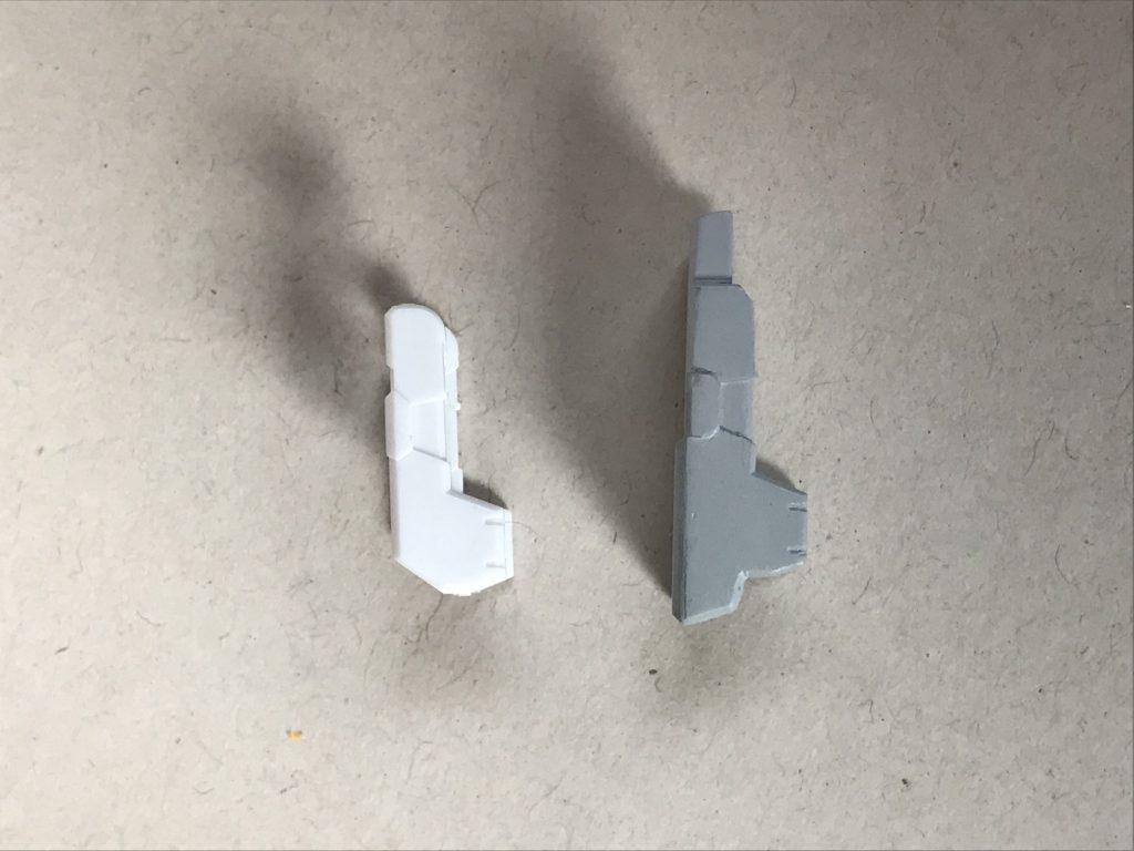 改造点は、頭部・胸・腕部カバーの3ヶ所となっています。頭部アンテナをプラ板で幅増し後に整形。胸のスカルレリーフはHGBFのフルクロスの物を移植。 バランス良くするため、スカルの下顎部分を切り飛ばし幅詰めして接着。腕部カバーは、ブランド・マーカーのアーム部にプラ板を貼り付け整形。 バンプレ発売の『HG クロスボーンガンダムX3』の形状を参考にしました。