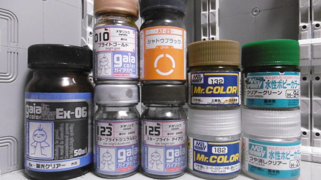 今回の塗料たち。今回に限らず、調色は滅多にしません。
本来は発光しない箇所が発光していたのは、一番左の影響。
塗料名が長めなので「例の塗料」と個人的に呼んでいます。