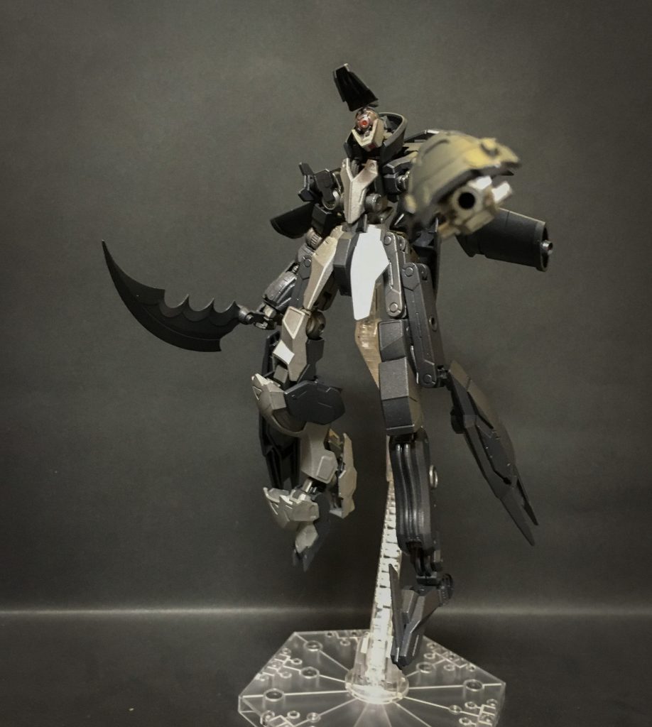 シールドカノン
ミサイルランチャーとシールドが一体した武装。普段は左腕にマウントされている。