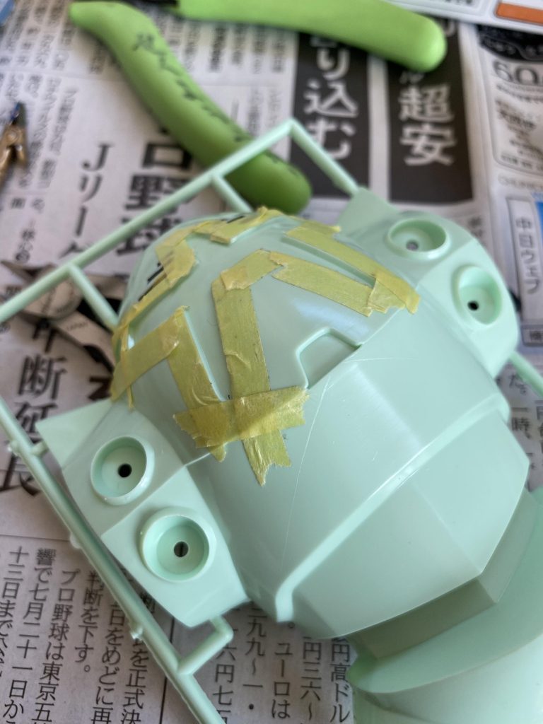 目の黒の部分は上手にマスキングテープを貼ってから、塗りました！