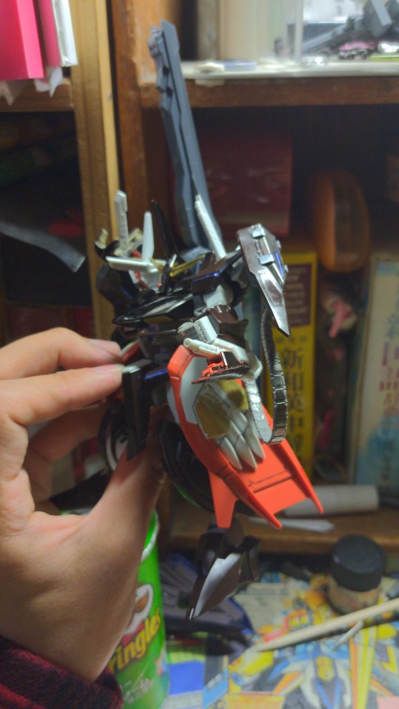 GNハンドガン　
ツヴァイ用に開発、バスターソードを使うため取り回しの良さが採用された　ドライの機能である、GNステルスフィールドは、運用が可能だったがヨハントリニティーの能力上あまり相性がよくなくドライ単体にのみ運用された!短時間ならトランザム可能だった！！