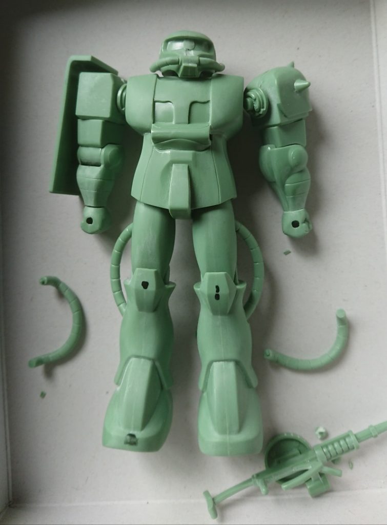 塗装は素直にMSグリーン、MSディープグリーン、MSグレー(ジオン)、ファントムグレー。モノアイとザクマシンガンセンサーはクレオスのピンク。黒い部分はタミヤエナメルフラットブラック。間接は基本的に曲げながら塗装。太ももは基部を削ってアトハメしてます。塗り分けも単純で多分ガンダムよりはるかに簡単