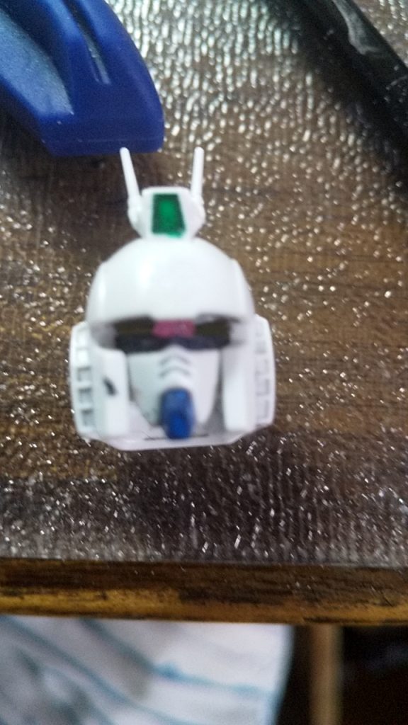 ツインアイはモノアイに変えてあります。
モノアイはビームサーベルのランナーを使用しました