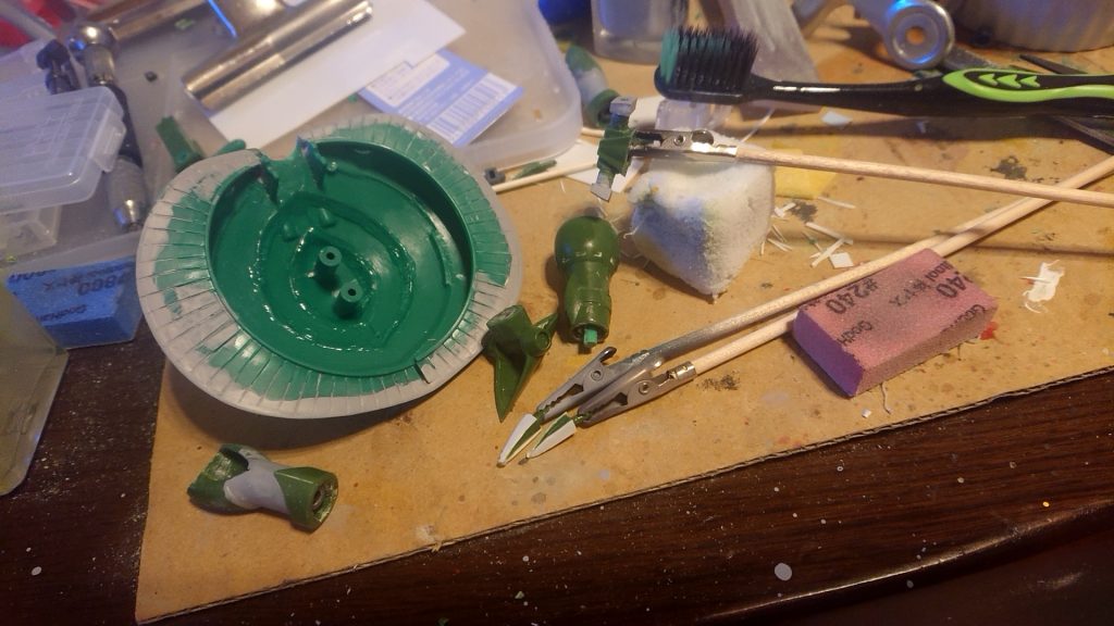 爪のプラ板と太もも関節軸　頭裏の合わせ目消してスジボリし直したけど見えない…