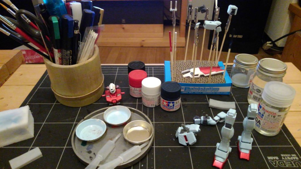 ベースの薄青色を塗っているとこです。