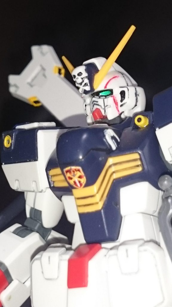 先ずはX1改からっス
クロスボーン・バンガードの紋章のシールの位置を変更、コアファイターのスラスターをクロスシルエットから移植することで原作寄りに。スラスターは接着してしまっているからコアファイターはもうまるまるオミットっス。紋章はコクピットハッチにあるカトキ版ではなく原作版の位置に。スラスターも無骨な原作版のが好みっス
