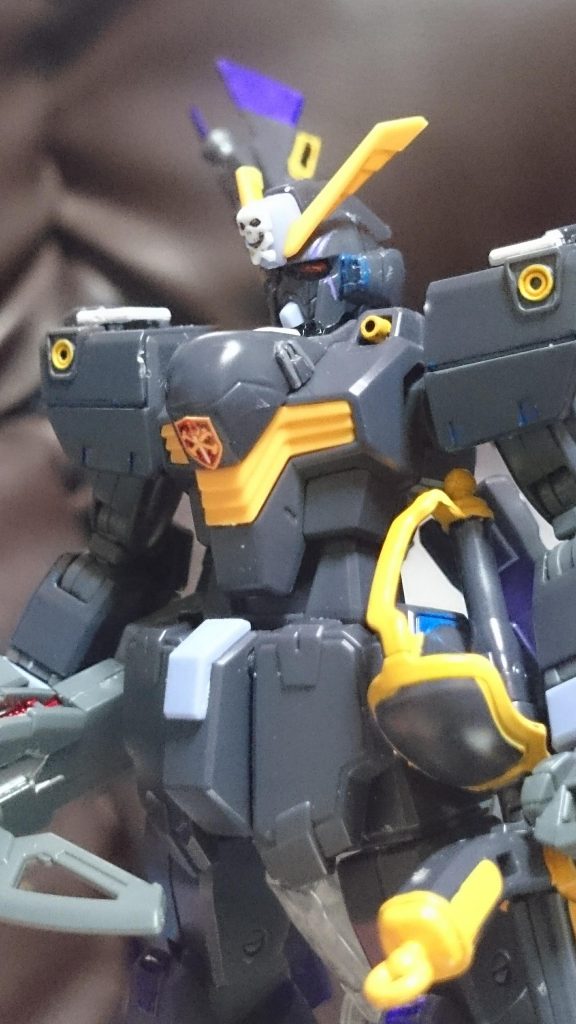 次いでX2改っス
こちらも紋章のシールをX1同様原作寄りの配置に。また全体に青を追加してるっス。スラスターはそのまま、つかすげ替えるモンがねぇっス
……ここでX2がジャンクになった訳をば。X2のお顔はX1と違って所謂「への字」というものがないんスけど、HGのキットだとX1のパーツをそのまま流用してるのでX2にも「への字」があるんス。そこでヤスリで消そうとしたんですが色々と失敗。パーツ注文しても良かったんスけど、待ちきれずに近くにあったHGUC X2に手を伸ばしてしまい……今度こそ「への字」消しに成功したんスけど、代償にX2の顔パーツが…そんな折にGFF版の存在を知り、ショット・ランサーをX1に回しちゃってとうとう本格的にジャンクになっちゃったっス。まぁ今では「X2改の予備パーツにしちゃってもいいさ」の境地で開き直ったっスけど