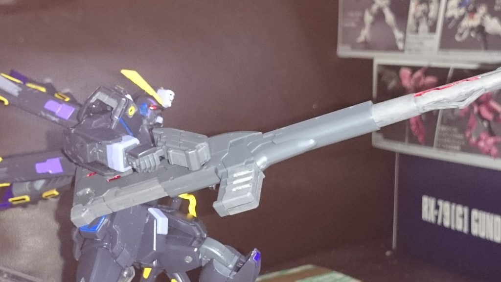 バスターランチャーはガンマカのグレー(画像じゃなくてもちょっとわかりづらいっスね!)とシャインシルバー、ロイヤルメタレッド(この画像じゃちょっとしか見えないっス)で部分塗装っス。ロイヤルメタレッドはX2改で試し塗りだったっスけど、中々綺麗な色してるっスね(だからちょっとしか見えねーっての)。一緒に買ったコスモメタブルーも試したいけど、今のところこれを使うガンプラがないっス…