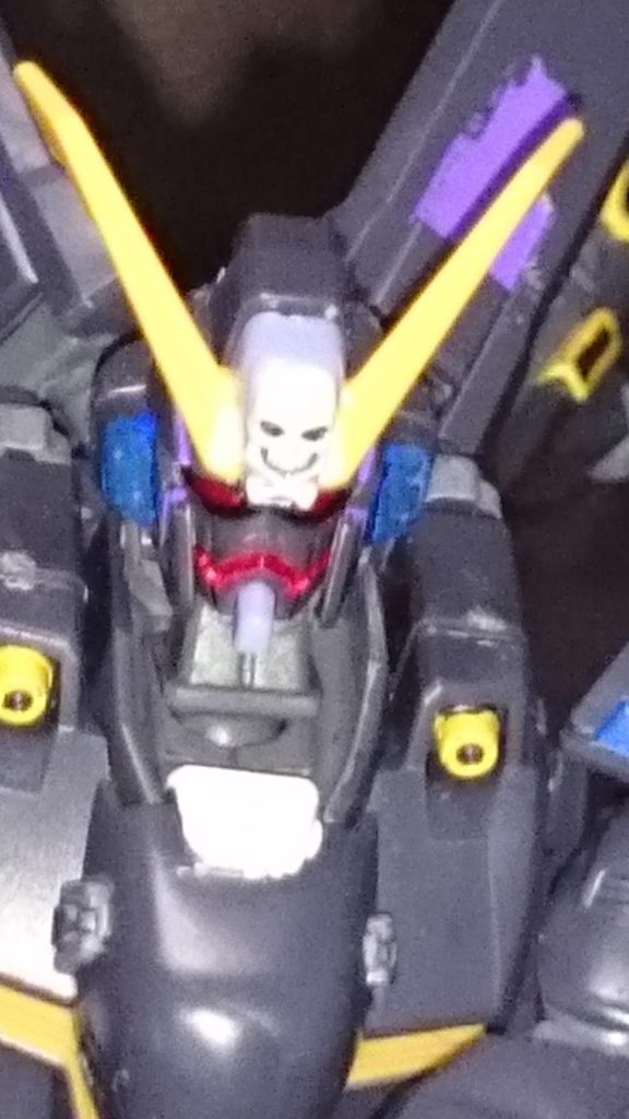 強制排熱っス
こちらはROBOT魂版を参考に定番の金色ではなく赤色、ロイヤルメタレッドで塗装っス。割と悪魔ちっくに見えてお気に入りっス。写真のフラッシュの影響も多少はあるっスけど、綺麗なメタリック赤色っスね~。ちなみにこちらも「への字」は消去済みっス