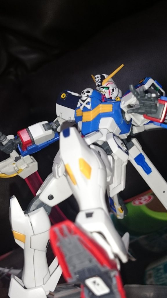 おまけ。「この瞬間を 待っていたんだーっ」
訳あってジャンクになっちゃったX3(お前もかよ)から一部パーツを拝借してX1パッチワークに。
ちなみにX3は飾っていたところ、うちのぬこ様の強襲にあって棚からフライアウェイ!……アンテナぽっきりでした