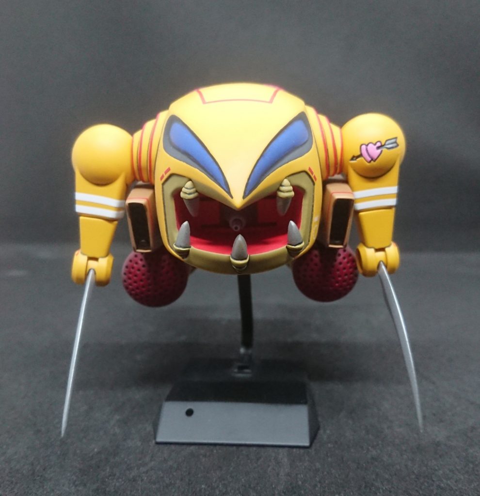 というわけで正面。インパクト絶大ですね。口の中のビーム砲はもうちょっとはハメやすくして欲しかった。目の部分の塗り分けが曲線的かつ一体構造で、明確な段差がないところもあり結構大変。ちょっと色の境目がデコボコになってしまってますね。