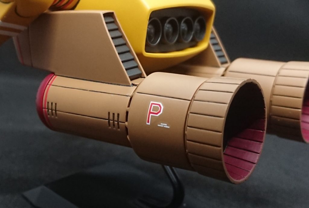 今回デカールで一番悩んだのがこのPマーク白下地で内側が赤のアルファベットデカールなんてそんなに都合よくはない。でも精度の高い白デカールを作るのは厳しい。そこで既存の白いアルファベットデカールを下に貼り、そのデカールのスキャン画像をインクスケープでベクターデータ化した上で、外形の線の太さを調整し、内側を赤く塗りつぶし。その赤い部部だけ自作デカールとして印刷して重ねてペタり。本当はちょっとフォントが違うんですが、数字やアルファベットのデカールはフォントに厳密にいこうとすると割と沼なので…