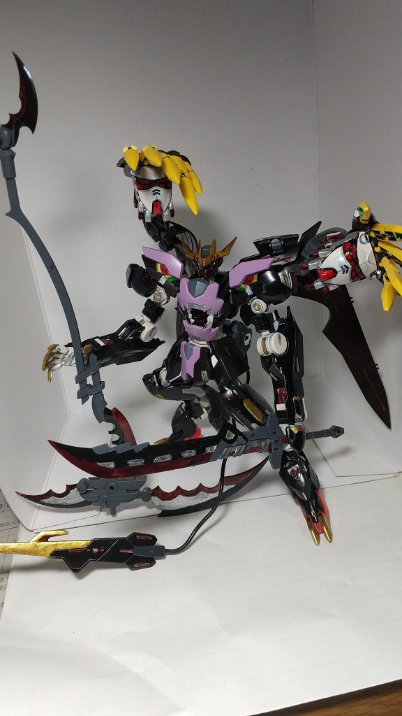 最終のアタック形態(ぶちギレ状態)です大剣は状況に応じての追加武装(サブ武器)です通常のアタック形態に腹からの噛みつき攻撃が追加、獣の本能のままに戦うバルバトスがもっとみたい‥