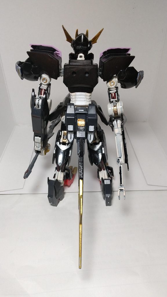 バックパックを外して後ろから、コード系は血管をイメージしてディープクリアレッドを間接は金と銀で 露出したフレームは骨をイメージして塗装しましたまた本家バルバトスのバックパックは腰に固定しました。腕はジエンドの肩にバルバトスの腕をそのままくっつけ肩アーマを逆さまにつけました