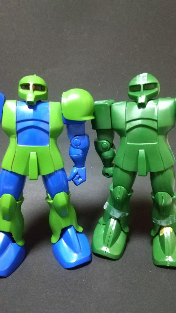 頭部はポリパテ裏打ちからのギリギリまで削り込み
手首はポリパテブロックから削り出し
肩はハの字カットと前後可動再現
股間軸の真下で切断、角度を変えて接着、整形でお手軽ハの字開きに
足の甲の縦長(名前が無い)を切断後、角度を変えて接着整形、足の裏を平らにして接地させました