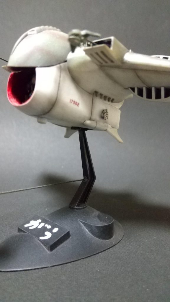 下腹は白に。これもあやふやな記憶で、下から見上げた時に白い方が目立たない?下にも機銃追加