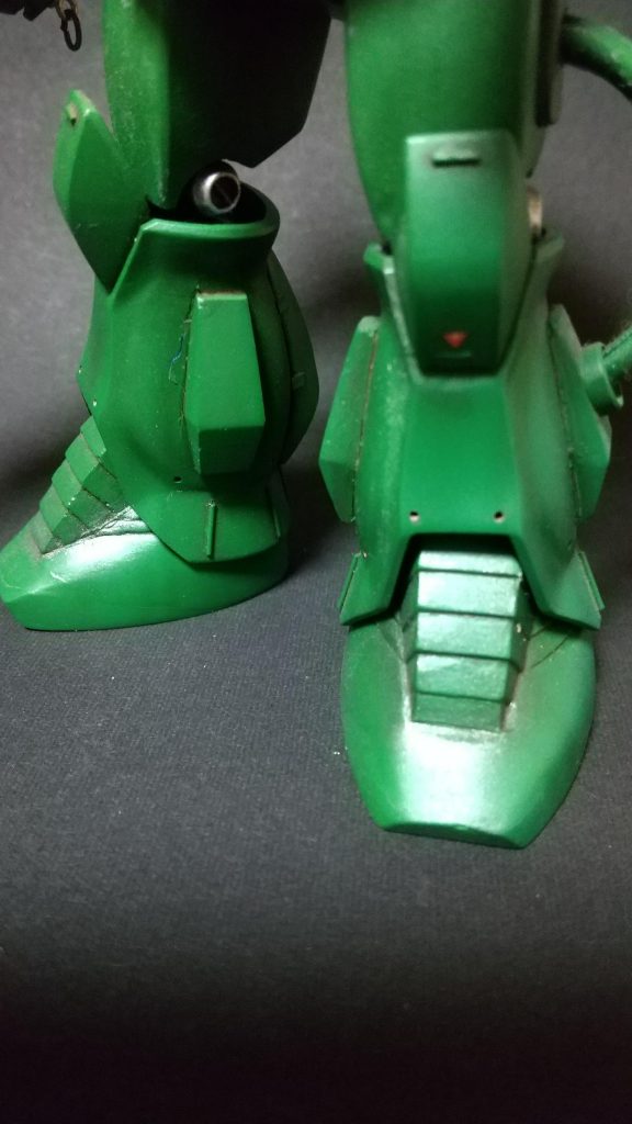 足首の縦長の蛇腹とつま先とか、全部ポリパテで形状出し。HGUCの原型無いっていうw