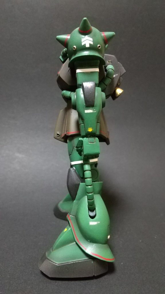 股関節を3~4㎜前方にずらしています
そのままだとへっぴり腰でカッコ悪いので、必ずこの加工はしています