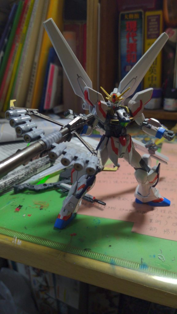 クロススマッシャー！！
クロスボーンガンダムX1改が使用していたピーコックスマッシャーを改良したもの性能はそのままに威力と、射撃性能を向上ガンダムX魔王のソーラーシステムと併用する事でビームシールドを貫通する程の威力を出すことが出来、マルチロックオンシステムで複数の敵にロックオンが可能であるが武器のエネルギーが全て使い切ってしまう為砲身の冷却が強制的に行われる！！