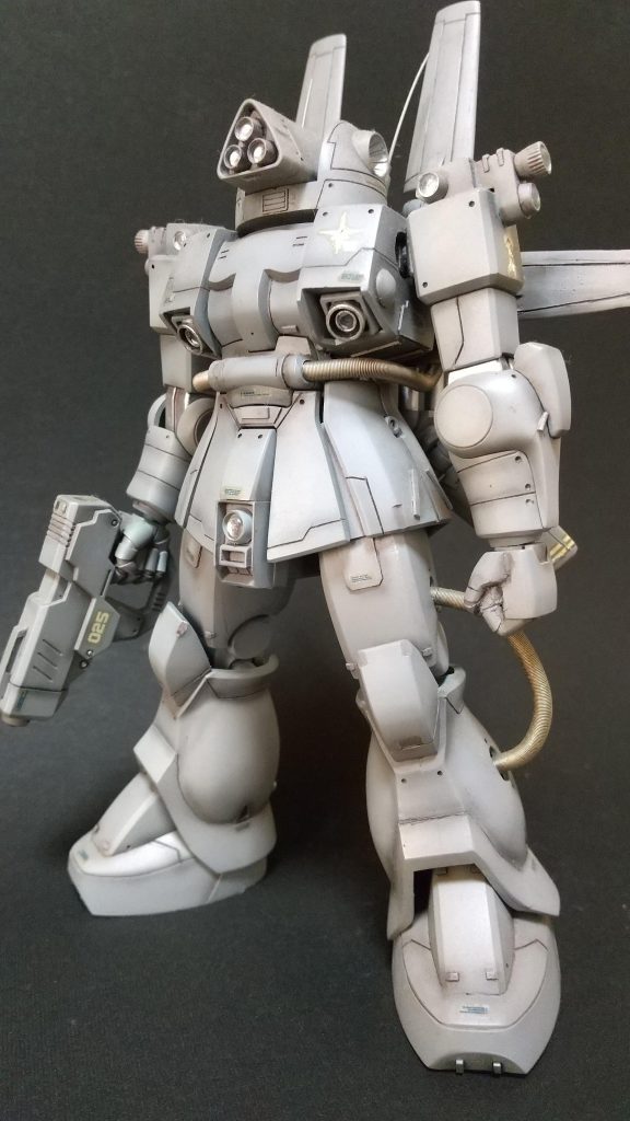 胸の両サイドは旧キット移植左手首はHGUCキットベースのポリパテ削り出し、カメラ関係は全て手芸用品からスカートの隙間を裏からプラ板で塞いでますモモとスネのエッジと肉厚もポリパテにて整形手持ちカメラはコトブキヤの武器からアレンジ程度で制作