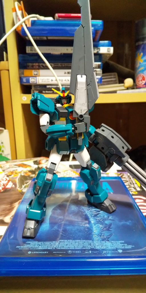 大剣とガトリングはサポートウェポンシリーズから。
ガトリングは腕を差し込んで固定できるように穴を開け、隙間をパテで埋めボールジョイントを仕込み安定して構えられるよう改造。
大剣は背負ったとき気になった出っぱり部分を切り離しちょっとスッキリ。