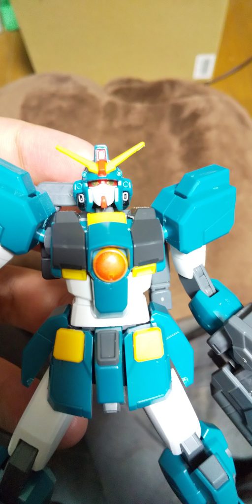 見辛いですが、デュアルアイと胸の丸いパーツ、大剣とガトリングの一部を塗装。