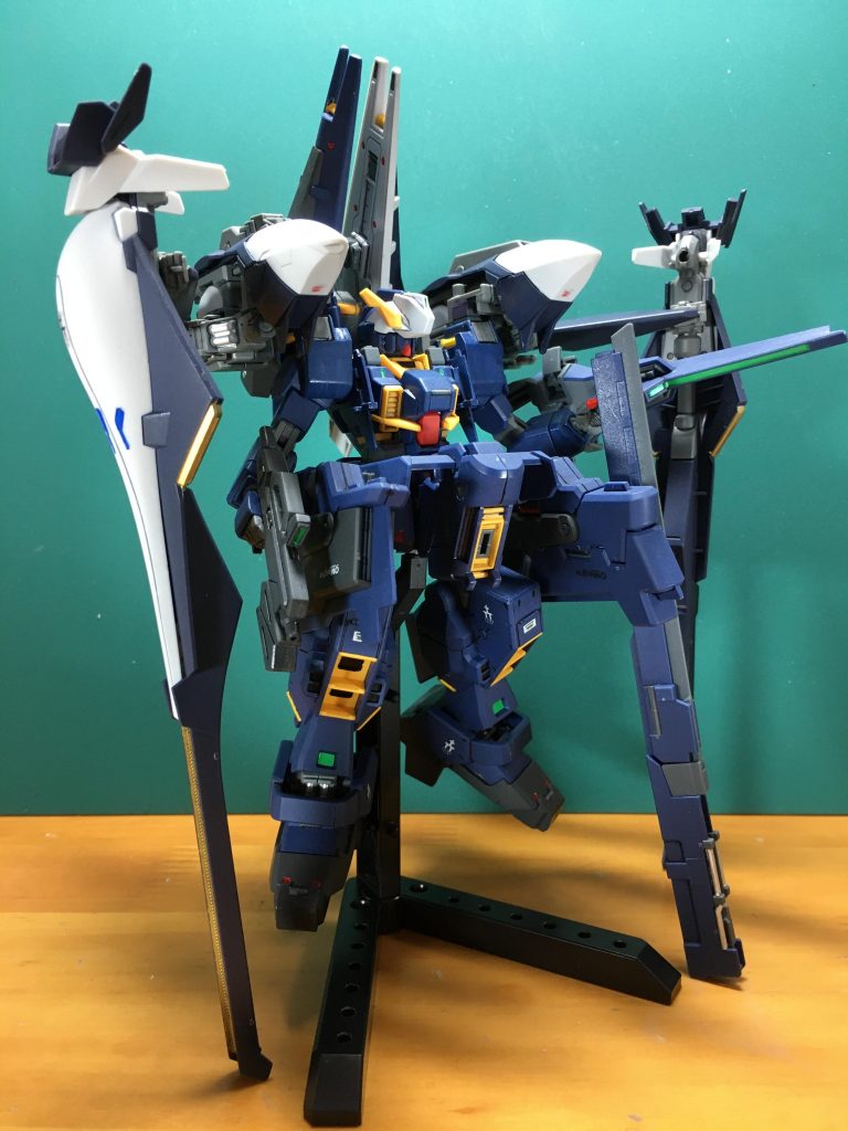 　ヘイズル・ラーⅡなどを再現するためにフルドドⅡ拡張セットを購入していたので、オプションとして用意しました。フルドドⅡはまだやりたいことがあるので、それが終わり次第改めてフルドドⅡ単独で投稿します。　ウインチキャノンが長すぎて浮かせないと飾れません。肩アーマーへの取り付け方は後で解説します。