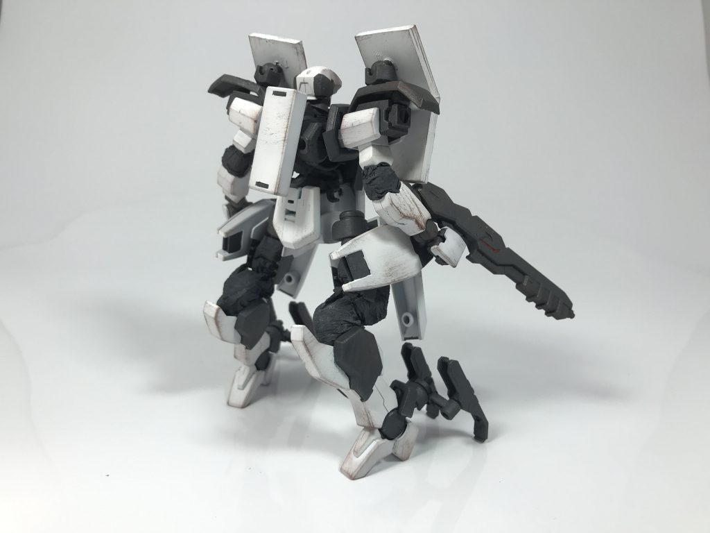 DASS社により開発された第二世代型AW。
とある理由を秘めて、本機を操る乗り手ごと、主人公達の所属する部隊に配属されることとなった機体です。
あまり本編のネタバレをしてしまうのもアレなのでここからは本編のアクションシーンをイメージしたカットをお楽しみいただければ嬉しいです😌