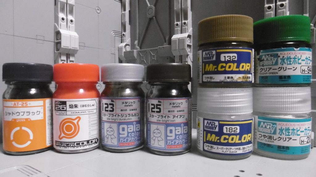 今回の塗料。スターブライト塗料の試し塗りも兼ねていました。
ここには映っていませんが、エナメルのスミ入れ専用塗料ブラック（タミヤ）も使っています。それ以外は全て筆塗り。
成型色仕上げという事で、シンプルな部分塗装で曲者感を出せたかなって思います。このドムカラーが好きなのもあって、本来の僧兵のような白黒にはしませんでした。

さて、冒頭にて第一弾という事は…（つづく）

【使用キット＆パーツ】
　ＨＧＵＣ ドライセン（ユニコーンＶｅｒ.）
　ＨＧＢＦ クロスボーン・ガンダムＸ１フルクロス ＴＹＰＥ.ＧＢＦＴ
　ＨＧＢＣ ボールデンアームアームズ
　ＨＧ バルバトスルプス
　ＨＧ ＭＳオプションセット６＋ＨＤモビルワーカー
　ビルダーズパーツＨＤ ＭＳグランド０１
　ビルダーズパーツＨＤ ＭＳレドーム０１
　Ｈ・アイズ３ミニ 【ピンク】
　プラシート