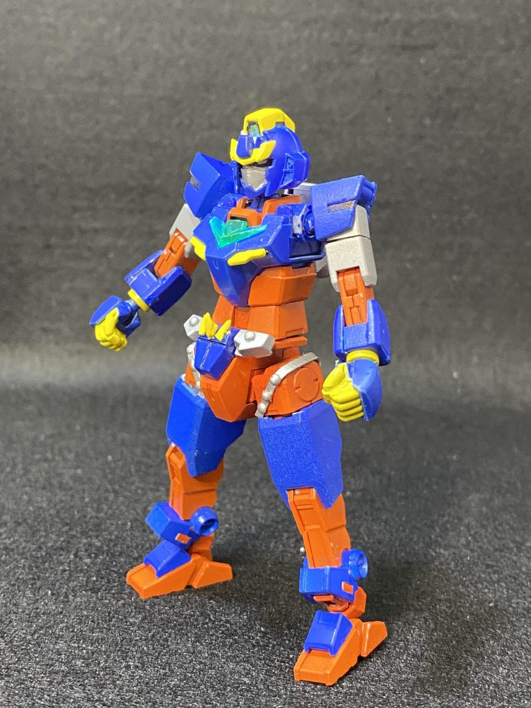 コアガンダムもとい純平君です。GBNの新米ダイバー「JUN-PAY」が偶然ミッション内で見かけたコアガンダムに憧れて見様見真似で作り出したガンプラ。拙い技術しかないため当然本物より数段性能が低く、アーマーもない。…みたいな設定を妄想しながら作りました。主な改修点はアーマー合体時に干渉しないようアンテナを短くした事と顔をゼータ風にしたくらいです。