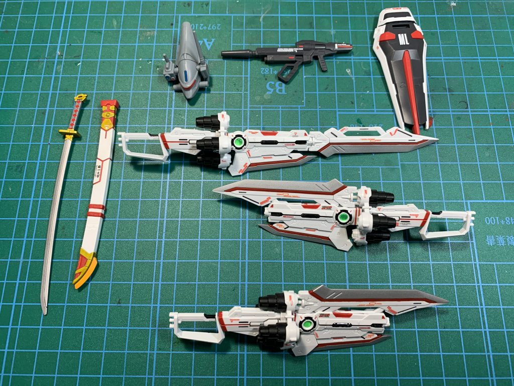 武装類 ビームライフルは赤の塗り分けを追加
ガーベラストレートも塗り分けをしました
カレトヴルッフも塗り分けしグリーンのレンズパーツをはめました(使用したのはWAVEのHアイズ)