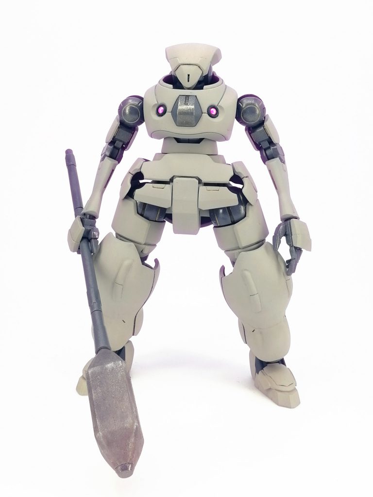 設定的なの

とある辺境領主男爵家で代々受け継がれている神代騎士。
比較的小型の躯体やその膂力から現代騎士の基として多く発掘される魔導騎士の完全な状態と思われる騎体。
魔導騎士が完全な状態で発見されることは珍しく、領主や譜代騎士に代々受け継がれた物や蛮族のトーテムとして神代から残り続けた物が大半。
神代騎士として見れば高いとは言えない位階の騎体であるがそれでも現代騎士のそれとは比べようもないほどの性能を持ち少なくとも200年を数える男爵家の蛮族との闘いの歴史の中にあってなお旗騎として健在の騎体である。