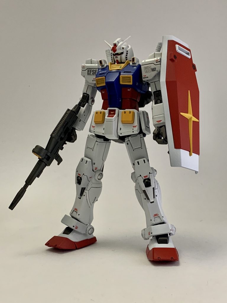 後期型への主な改修点は肩と胸部分のバーニアを差し替えパーツを元に自作。膝部分をモールドに沿って切り離しバーニア追加。脹脛のカバーを切って露出。バックパックをガンダムFSDのものに交換、取り付けられる様に加工。ついでにサーベルのグリップが短い気がしたのでリバイブ版のものに交換。マグネットコーティングはwaveの丸チップを削り込んで貼り付けてます。