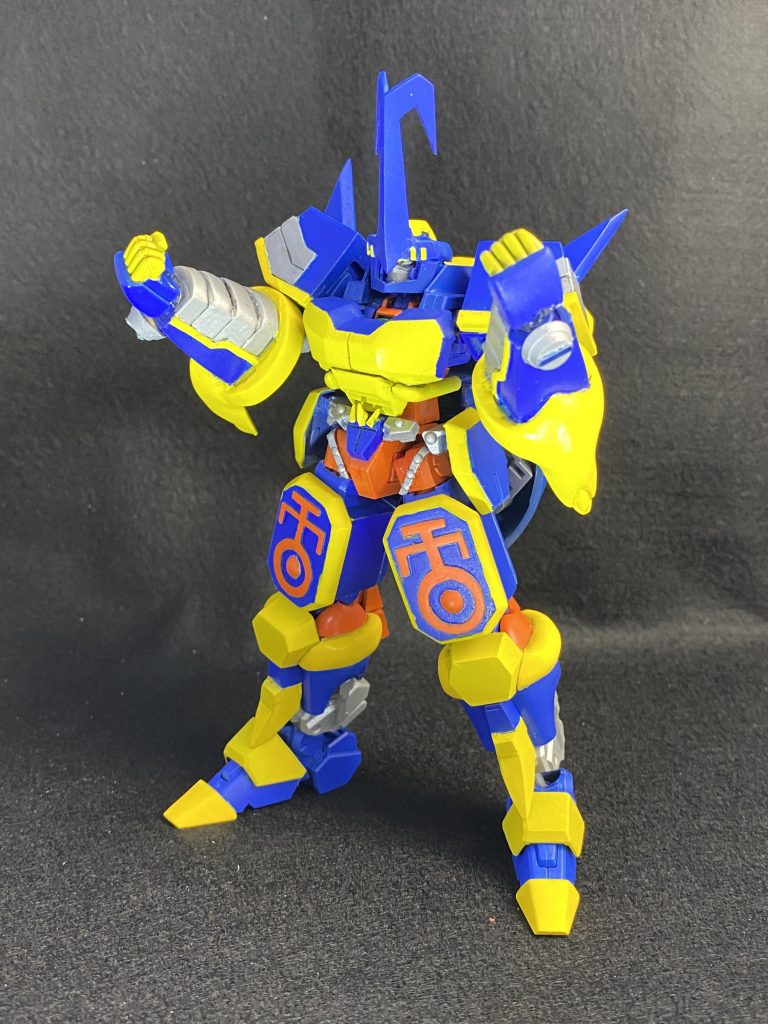 で、こちらが進化してもらったブリッツモンです。JUN-PAYが仲間と共に挑んだミッションの最下層でバグに侵されたボスが出現する。仲間が次々と倒れる中、仲間を助けたいという思いが届いたのかJUN-PAYの前に謎のアイテム「デジヴァイス」が現れた。さらにその中に封印された雷の力によりJUN-PAYのガンプラは新たな「進化」を遂げる…。という設定の元製作しました。今回の材料はシュツルム・ガルスの脚とゲルググの腕、ガンダムマックスターの胸部と肩などにひたすらプラ板とパテを盛りました。