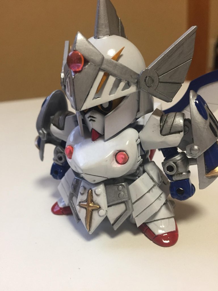 バイザーのセンターにある赤い玉は無理矢理感がハンパないです。パテで作れば良かったなー…