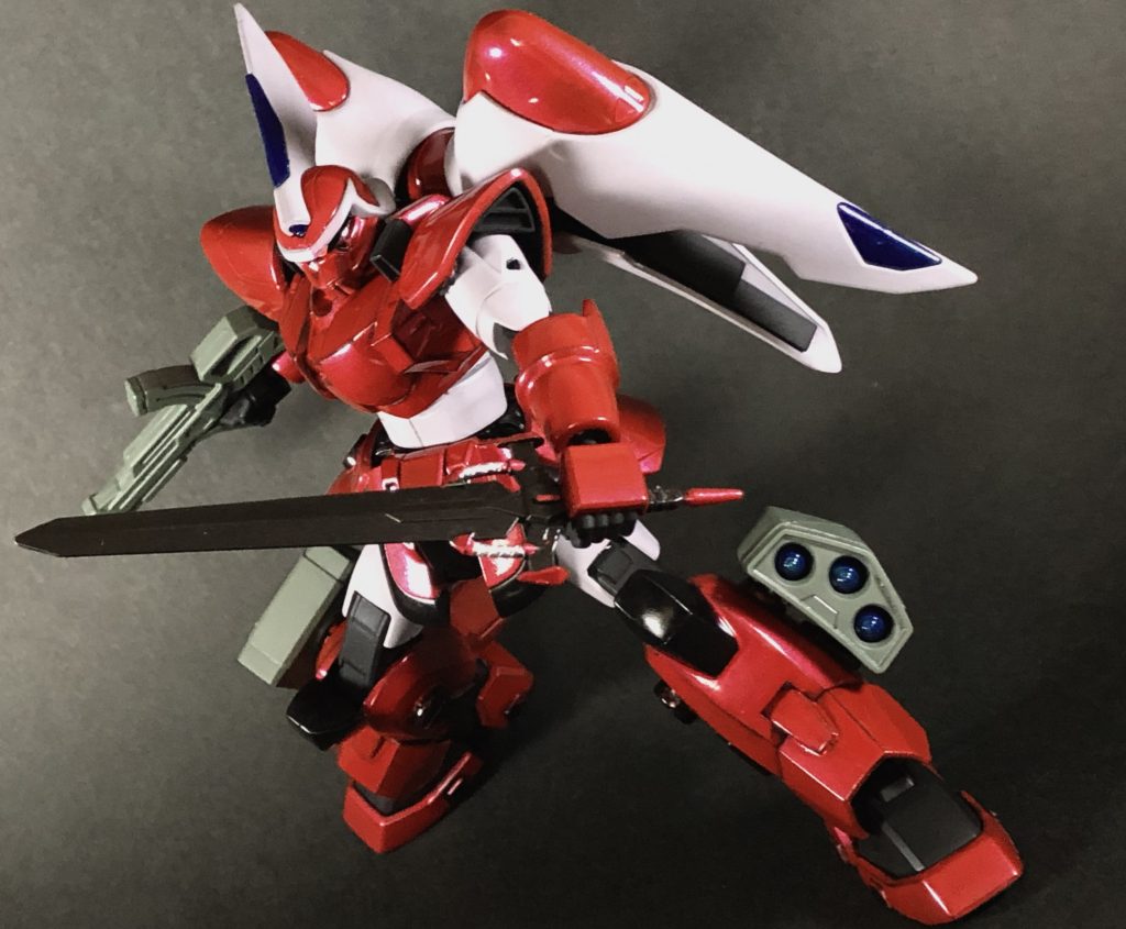 腰部にマウントされている重斬刀はデザインが凝っていて、とても好きな武装。
腹部に可動ポイントを追加しているので、このように少し表情をつけられるようになっています。